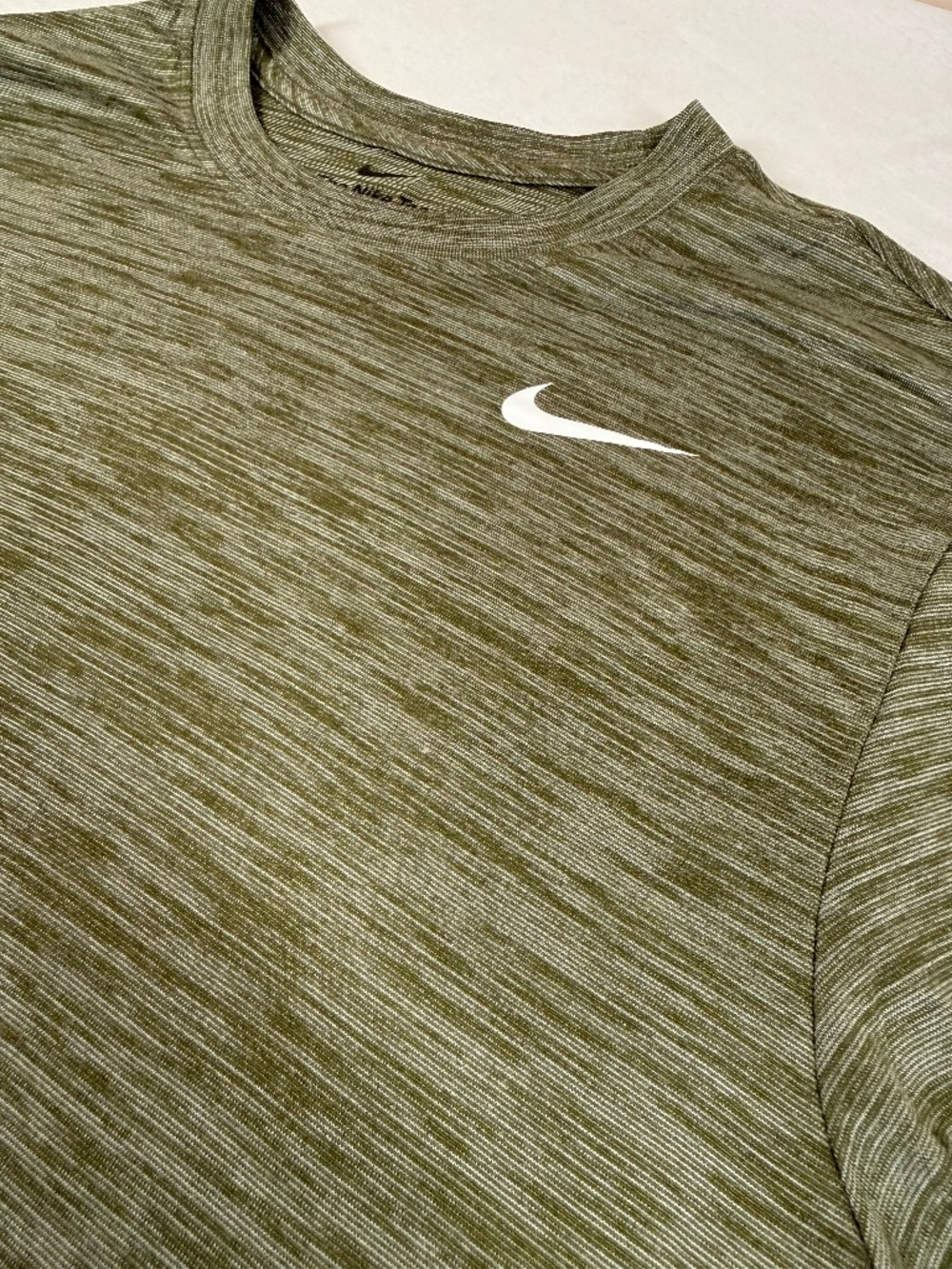 The Nike Tee Men's Di-Fit Athletic Shirt Size Medium - Green